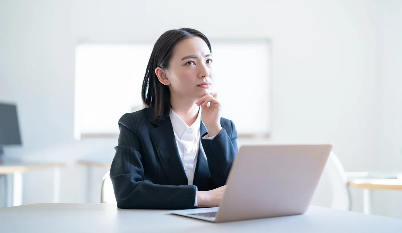 スーツの女性